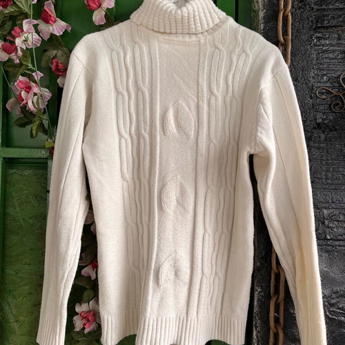 Women's wool turtleneck sweater white like new, size M-L