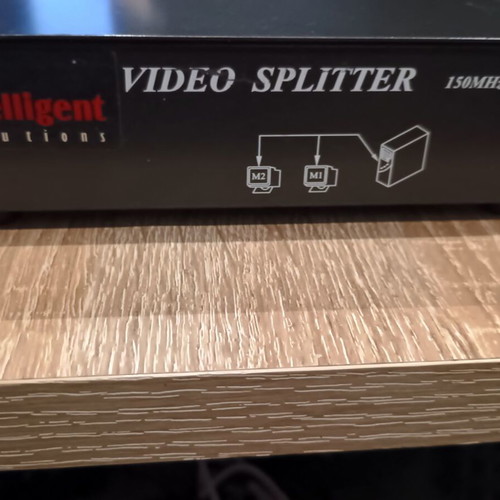 VGA video splitter like new, from one to two screens