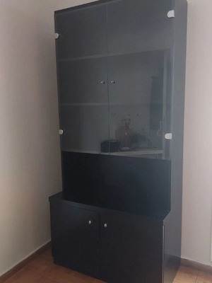 Βιβλιοθήκη βιτρίνα μεταχειρισμένη με αποθηκευτικό χώρο