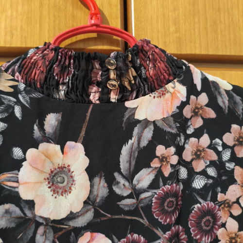 Floral dress like new, one size, black multicolor