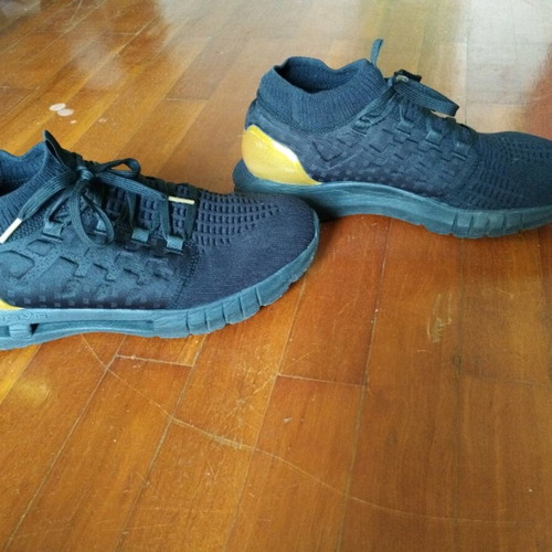 Under Armour athletic shoes like new, size 44.5, black