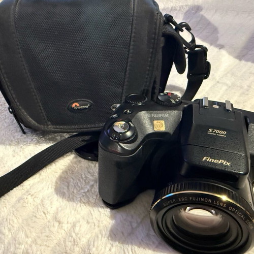 Fujifilm FinePix S7000 camera used, 6.3MP, 6x optical zoom, bridge type