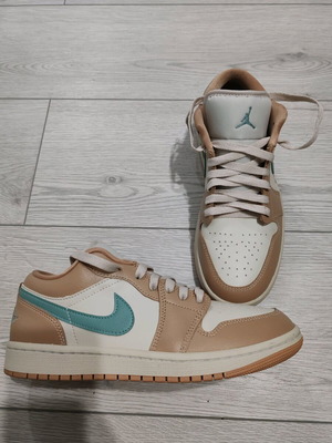 Αθλητικά παπούτσια Air Jordan σαν καινούργια, μέγεθος 40, μπεζ και πολύχρωμα