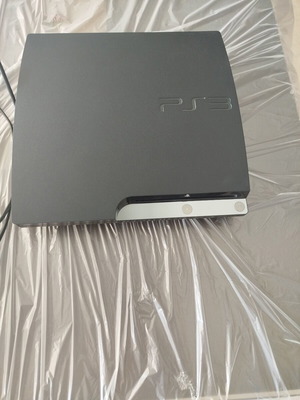 PlayStation 3 (PS3) конзола като нова с игра Buzz и 4 безжични контролера