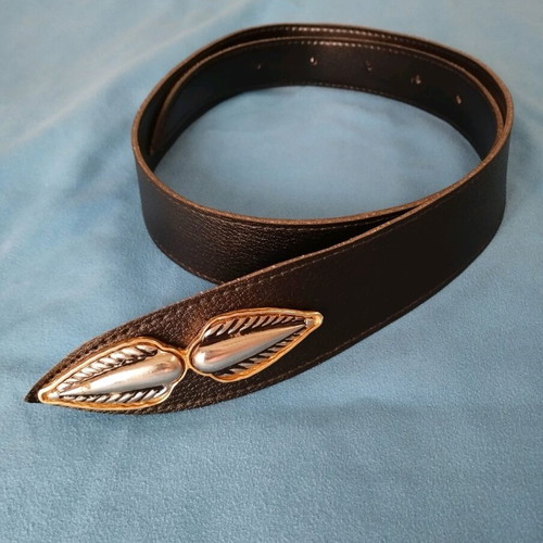 Vintage leather belt 118 cm like new, two-tone buckle