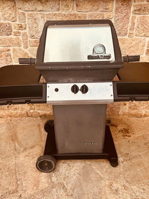 Ψησταριά υγραερίου Broil King Monarch 20 μεταχειρισμένη με μαντεμένιες σχάρες