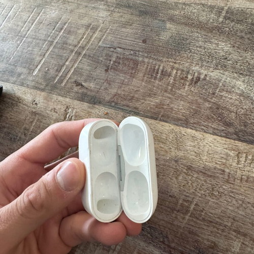 AirPods case like new