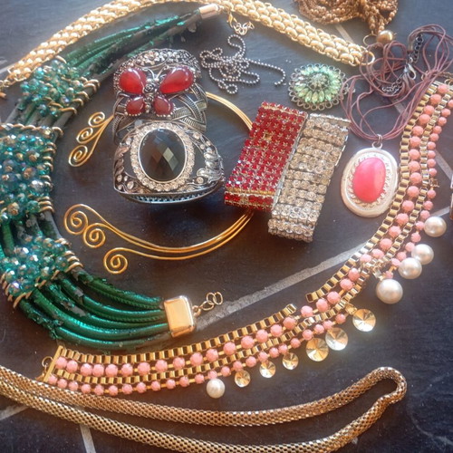 Bijou set used with damages for repair or parts