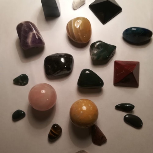 Semi-precious stones used in various shapes and sizes