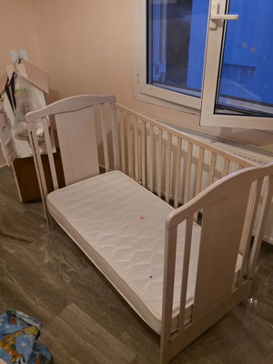 Baby wooden crib new with mattress