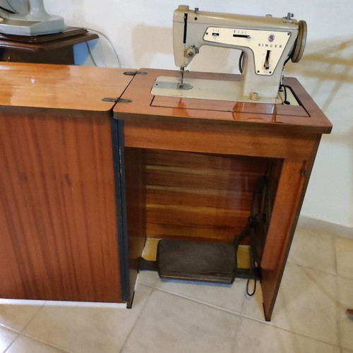 Singer sewing machine used, at least 40 years old, electric