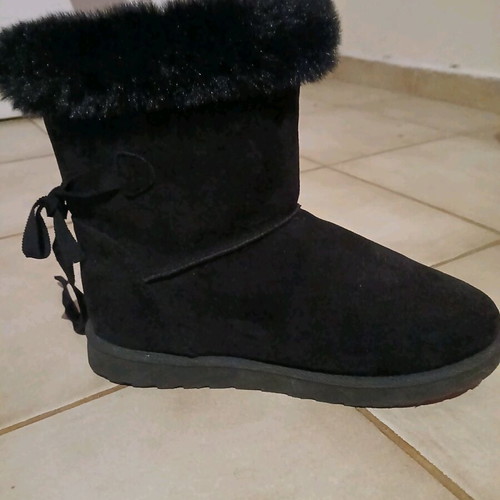 Boots new with fur lining, black, size 40