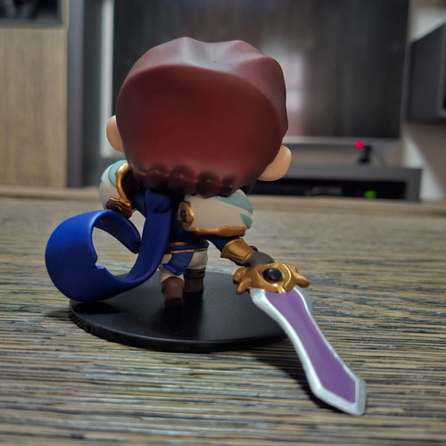 Garen figure from League of Legends like new with box and Riot card