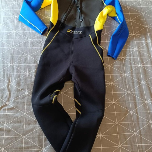 Wetsuit full body size medium like new for water sports