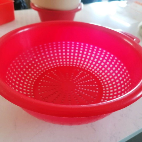 Plastic colander like new with feet, ideal size