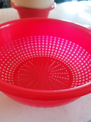 Plastic colander like new with feet, ideal size