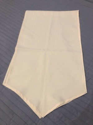 Table runner cream with pointed ends like new