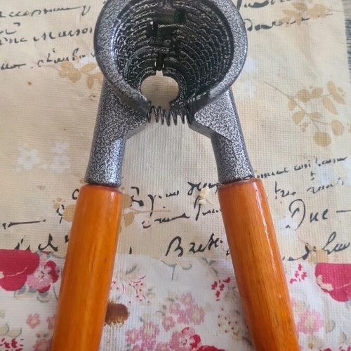Kitchen tool new for opening wine corks and cracking nuts
