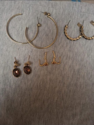 Earrings set like new, pack of 4 pairs