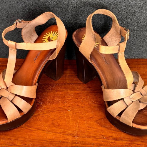 La Compania Natural sandals size 40 like new, beige leather