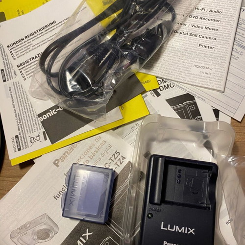 Συλλεκτικό κουτί για LUMIX Panasonic TZ5 LEICA καινούργιο με χαρτιά και καλώδια