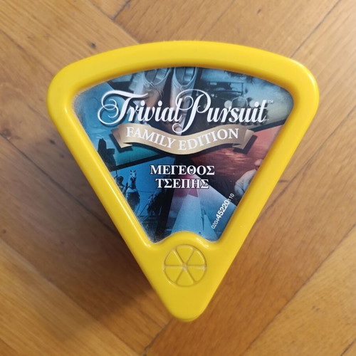 Trivial Pursuit Family Edition pocket size like new board game