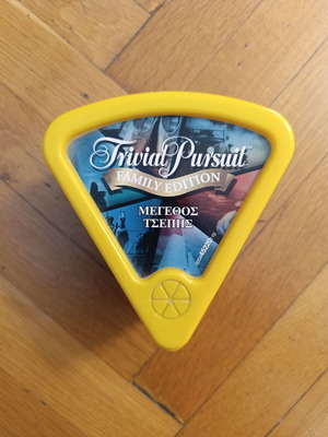 Trivial Pursuit Family Edition pocket size like new board game