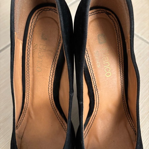 Black pumps used size 38 with some wear