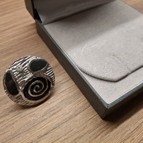 Ring with designs and adjustable size, like new, silver color