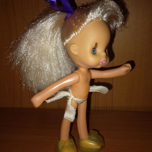 El Greco Happy Sister doll used with loose hip joint