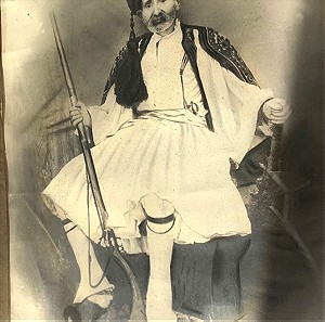 Φωτογραφία   Σουλιώτη σε κάδρο εποχής  με καριοφίλι αρχές 20ου αιώνα Ιωάννινα διαστάσεις 72x82cm