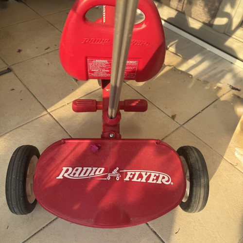 Children's tricycle bike with removable steering handle