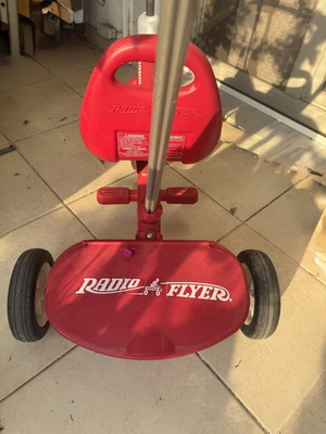 Children's tricycle bike with removable steering handle