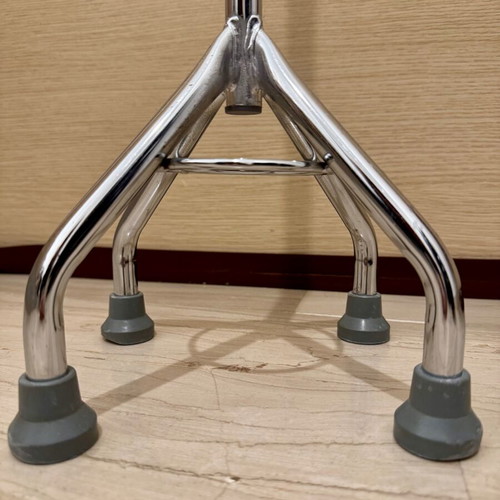Walking Cane with 4 Legs like new