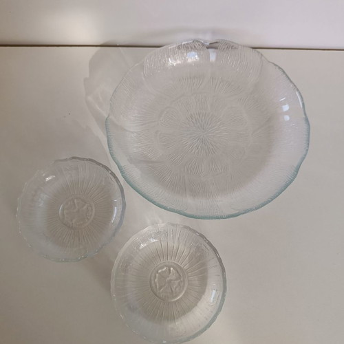 Serving plate set with 2 small plates like new