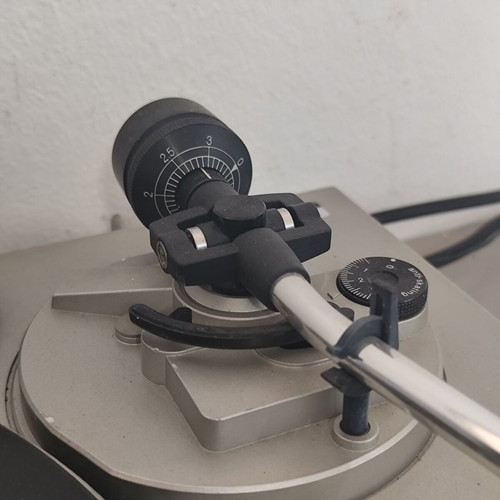 Technics turntable without needle or cover lid