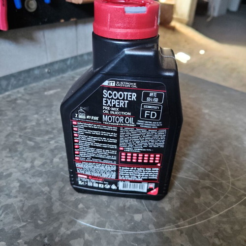 Motul Scooter Expert 2T semi-synthetic oil like new, 900 ml