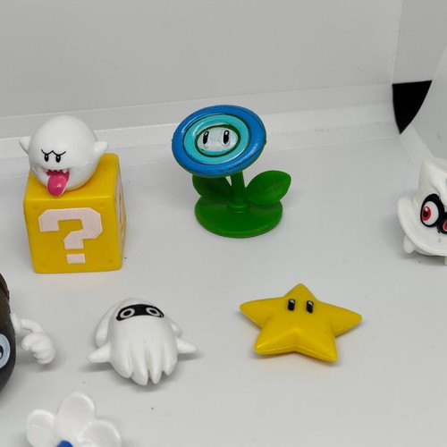 Super Mario Bros and Pikmin figure set like new, 10 pieces