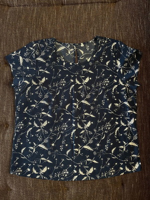Women's blouse with floral design, like new, size XL