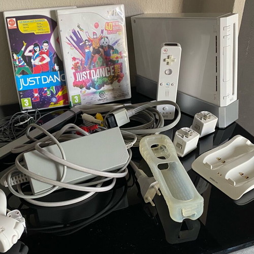Nintendo Wii κονσόλα σαν καινούργιο με αξεσουάρ και 2 παιχνίδια Just Dance