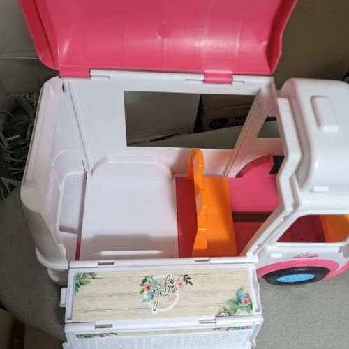 Tiffany's World food truck toy used with sounds