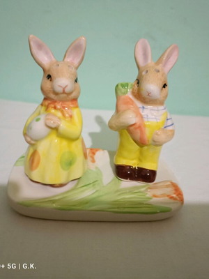 Ceramic salt and pepper shakers set with bunny design like new