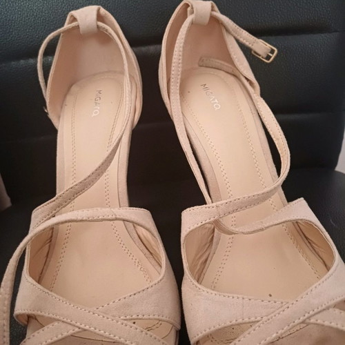 Migato sandal size 40 like new, beige