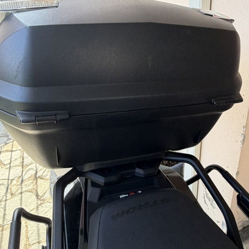 Motorcycle top case 45 liters like new with base