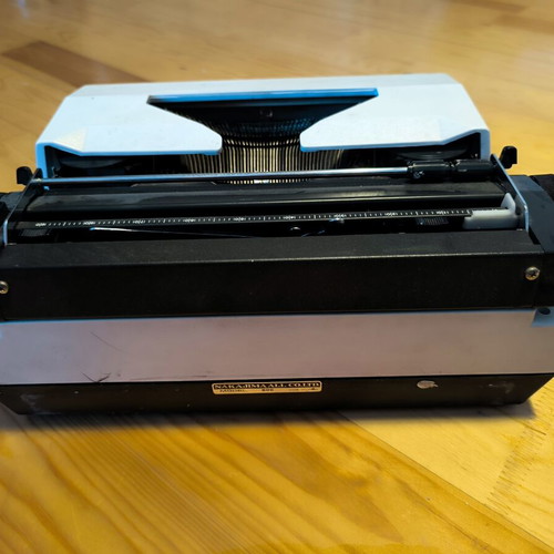 All Leaders vintage typewriter used with Greek keyboard and case