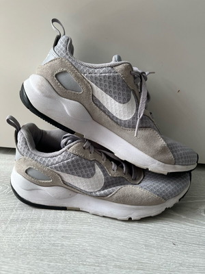 Nike дамски сиви спортни маратонки 37.5 употребявани