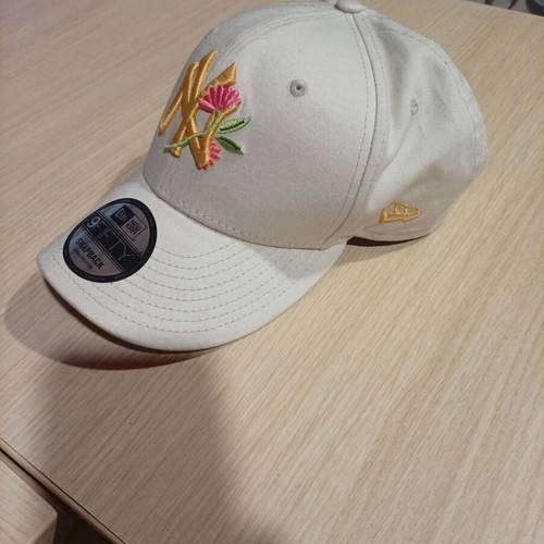 New Era NY baseball cap, beige with floral embroidery