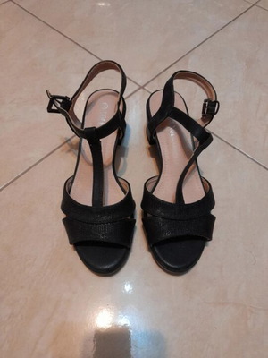 Sandals like new with low heel, size 39, black