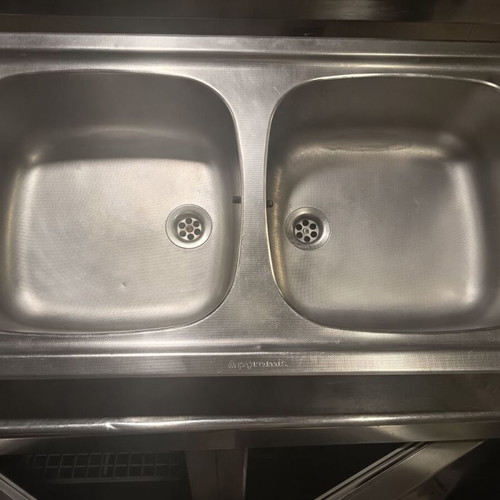 Double kitchen sink like new with strainer