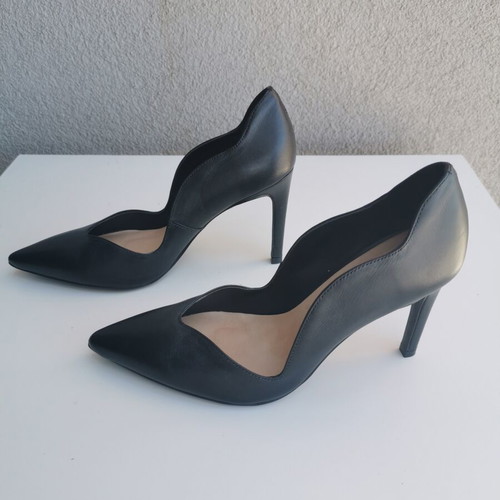 Beatrice Estell black leather pumps size 38 like new